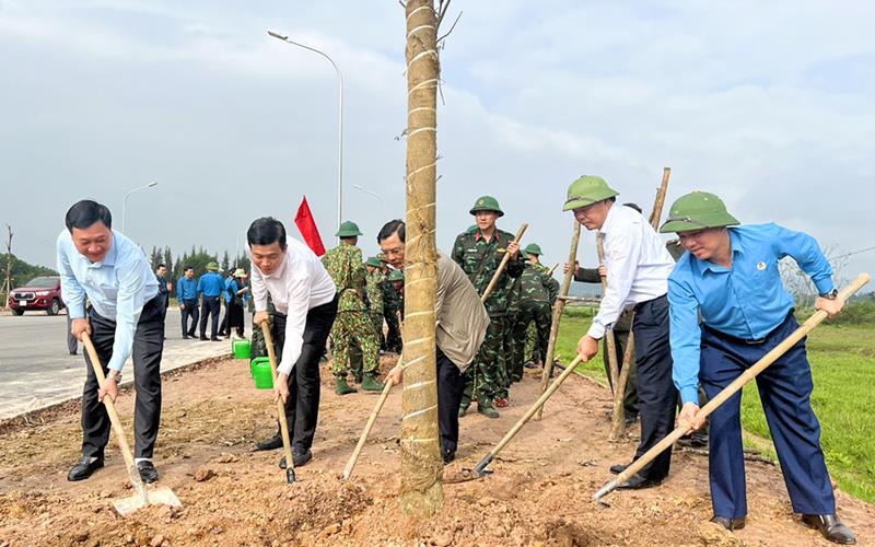 LĐLĐ tỉnh phối hợp tổ chức phát động Tết trồng cây tại huyện Đức Thọ